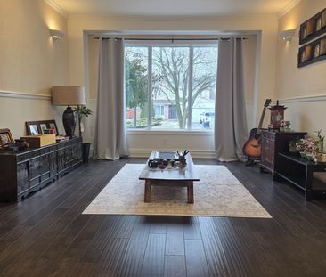For Lease - 122 Lowe Boulevard, Newmarket, Ontario - Photo 2