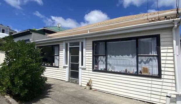 WELL PRESENTED STANDALONE 6x bedroom: - Photo 1