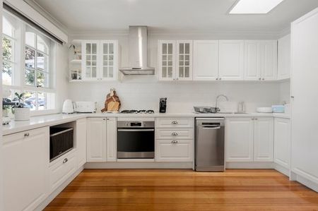 Neat & Tidy 2 Bedroom Streetfront Villa Unit With Garden Outlook! - Photo 3