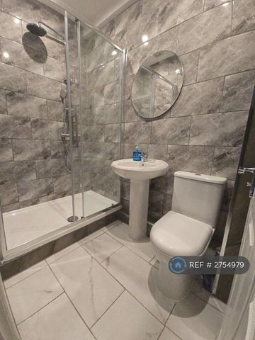 1 bedroom in a house share to rent - Photo 5