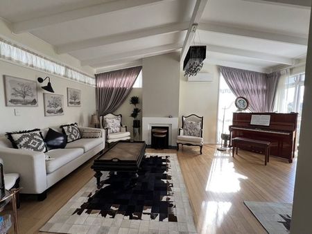 Huge 5 Bedroom, 4 Bathroom House - Photo 5