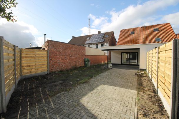 Gerenoveerde, energiezuinige woning met 2/3 slaapkamers vlakbij het centrum van Beerse. - Photo 1