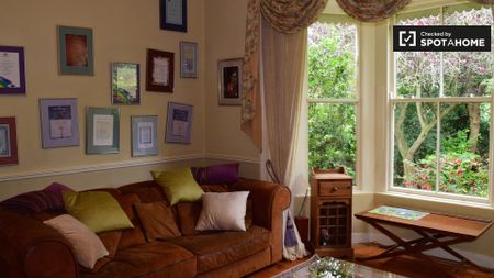 Decorated room in 5-bedroom apartment in Churchtown, Dublin - Photo 4