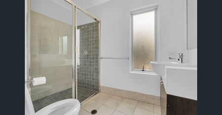 Stylish, low-maintenance apartment with pool in a secure complex offering both comfort and convenience. - Photo 5