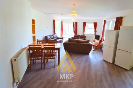 4 bedroom flat to rent - Photo 2