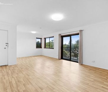 Spacious Beachside Apartment with Renovated Kitchen - Photo 1