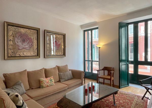 Apartamento amueblado de 3 dormitorios y 2 baños con patio en la Plaza de Cort, Palma.