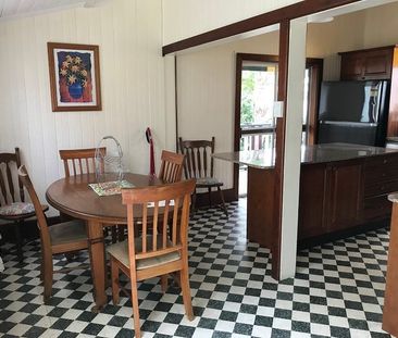 Fully Furnished Large family home in central location - Photo 2