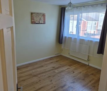 3 Bed Terraced House, Cross Hedge Close, LE4 - Photo 2