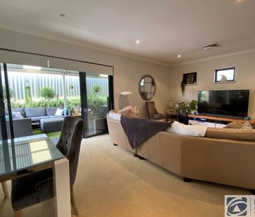 FANTASTIC TOWNHOUSE WALKING DISTANCE TO CAFES - Photo 4