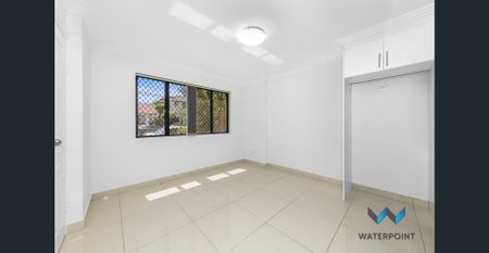 Tri Level Townhouse - Freshly Painted & New Carpets - Photo 4