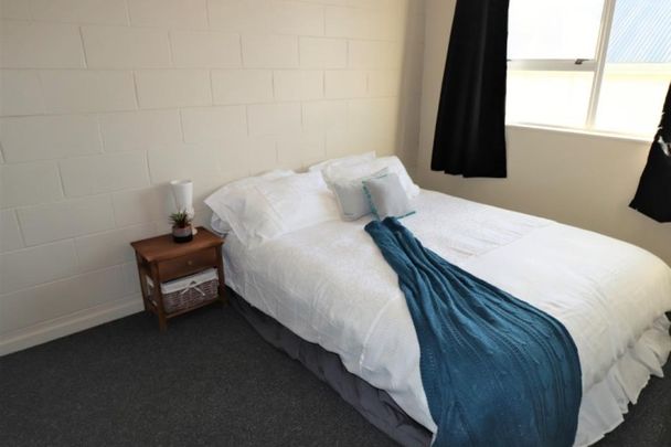 Immaculately presented 2 bedroom unit! - Photo 1