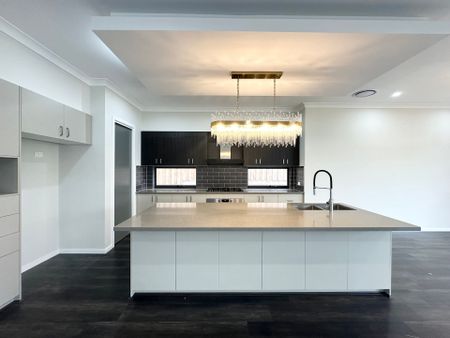 Spacious 5-Bedroom Family Home in Sought-After Menangle Park - Photo 2