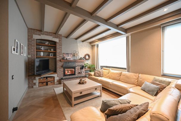Mooie en gerenoveerde woning in populaire straat te Borgerhout - Photo 1