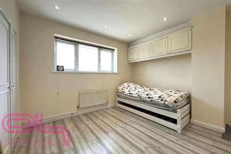 First Floor Flat Cygnet Avenue, Feltham, TW14 - Photo 2