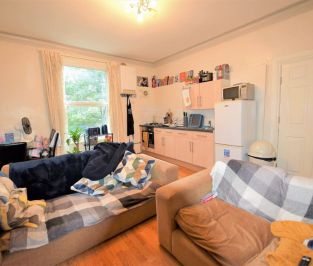 1 bedroom Flat in Victoria Road, Leeds - Photo 6