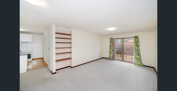 WELL PRESENTED, LARGE GROUND FLOOR UNIT IN A GREAT LOCATION! - Photo 1