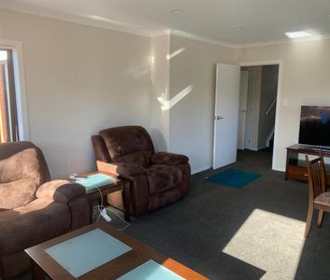 Sunny Three Bedroom Townhouse - Photo 4