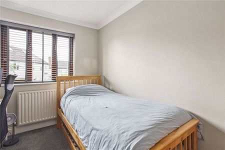 A beautifully presented, detached three bedroom family home with garage. - Photo 3