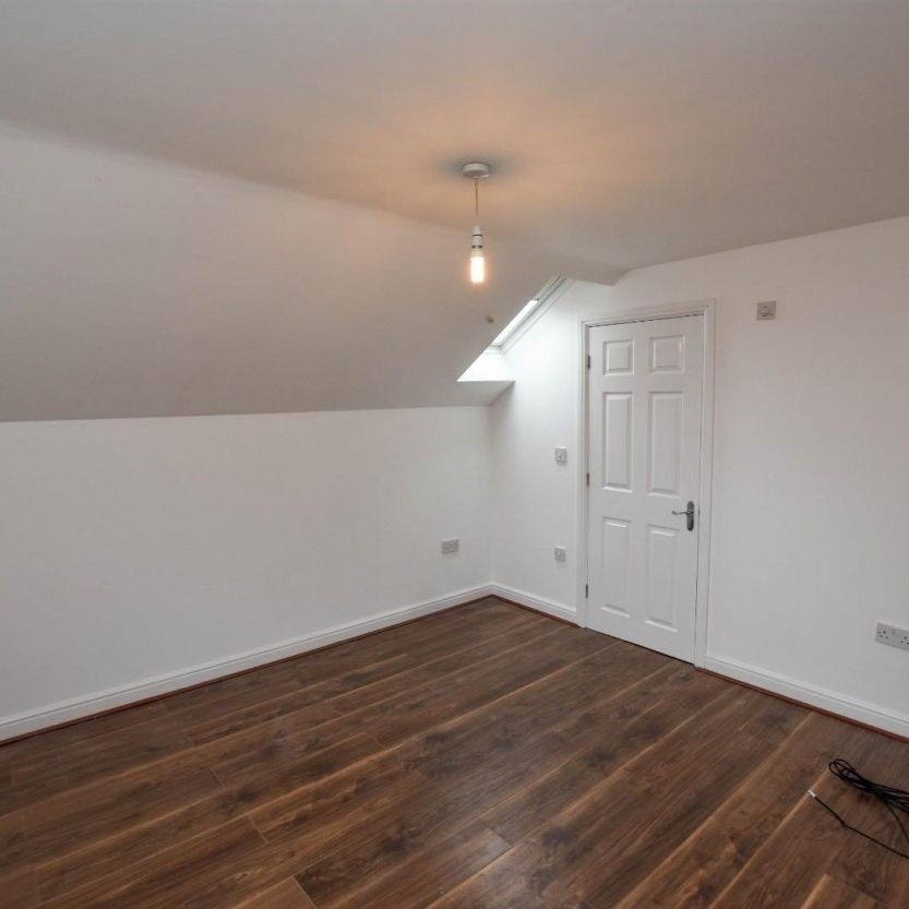 2 bed Flat for Rent - Photo 1