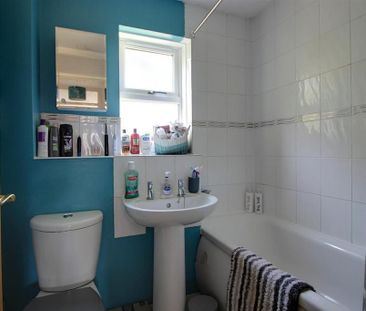 2 bedroom end of terrace house to rent - Photo 4