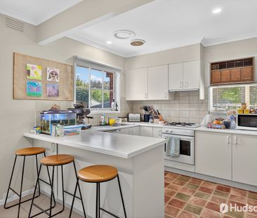 Single level family home. - Photo 3