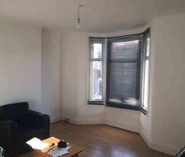 1 Bed Terraced House, Stanley Road, E12 - Photo 4