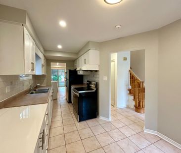 For Lease - 230 Enchanted Hills Crescent, Toronto, Ontario - Photo 3