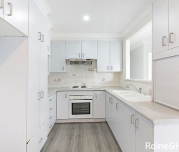 Perfect Family Living Near Shops, Schools & Lake - Photo 4