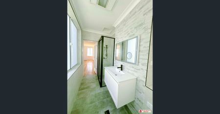 Newly Renovated Three-Storey Elegant Brick Mansion with Panoramic Harbour, City & Water Views - Photo 4