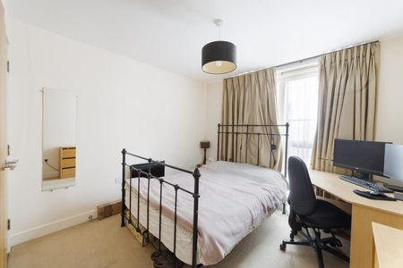 1 Bed Flat - Photo 2