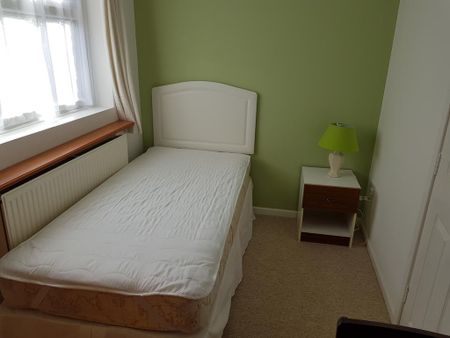 3 bedroom flat to rent - Photo 3