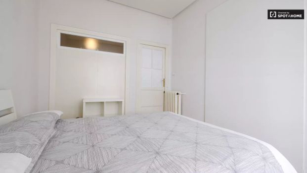 Furnished room with window with street view in shared apartment, Puerta del Sol - Foto 1