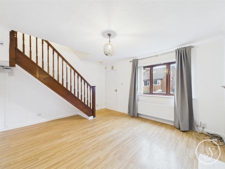 Field End Road, Halton, Leeds - Photo 2