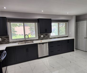 For Lease - 7 Poplar Crescent, Aurora, Ontario - Photo 2