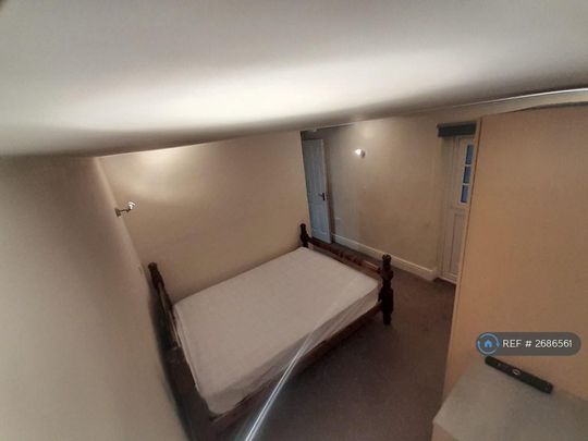 1 bedroom in a flat share to rent - Photo 1