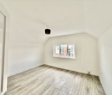 Three‑bed semi‑detached home with lounge, kitchen, downstairs bathr... - Photo 5