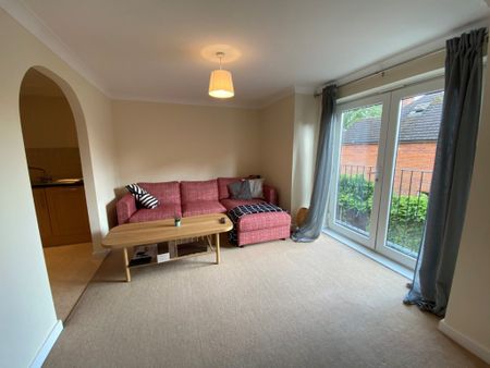 2 Bedroom Flat / Apartment - St. James Road, Fleet - Photo 3