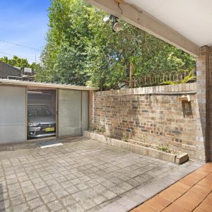 Three Bedroom Terrace with Rear Lane Access Garage - Photo 3
