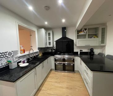 4 bedroom end of terrace house to rent - Photo 1