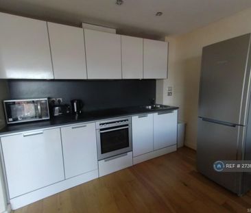 1 bedroom in a flat share to rent - Photo 2