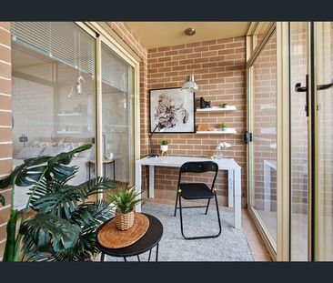 Oversized One Bedroom Apartment in central location. - Photo 6