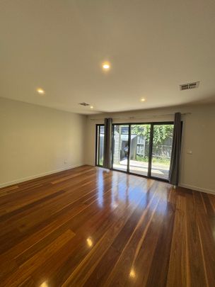 Stylish 3-Bedroom Townhouse in Prime Box Hill Location! - Photo 1