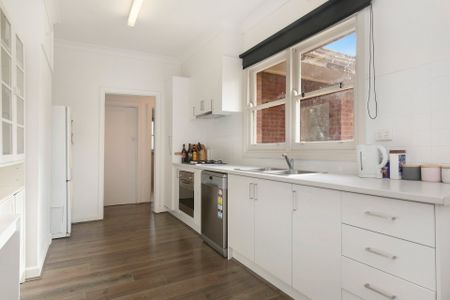 EASY ACCESS TO THE CITY - 6 MONTH LEASE - Photo 3