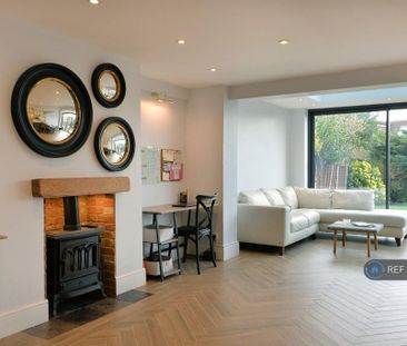 5 bedroom semi-detached house to rent - Photo 2