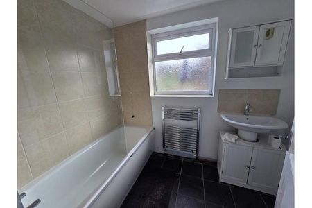 4 bedroom terraced house to rent - Photo 4