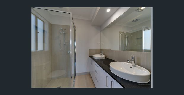 Great size home and a yard! - Photo 1