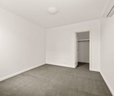 SECURE, PRIVATE AND VERY QUIETBUT STILL RIGHT IN THE HEART OF HAMPT... - Photo 3