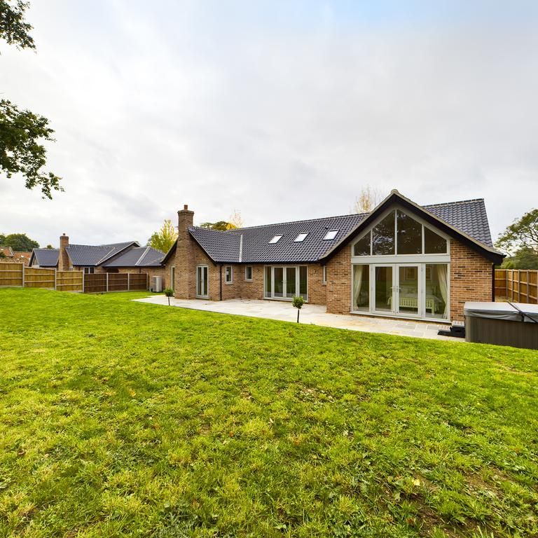 4 bedroom detached house to rent - Photo 1