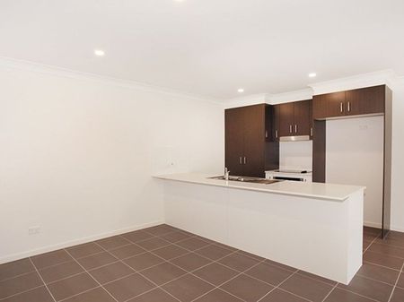 MODERN SPACIOUS DUPLEX IN ROSEMOUNT RISE - Photo 4